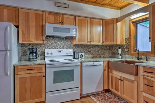 Cozy White Mountain Home - 5 Mins To Attitash Mtn!