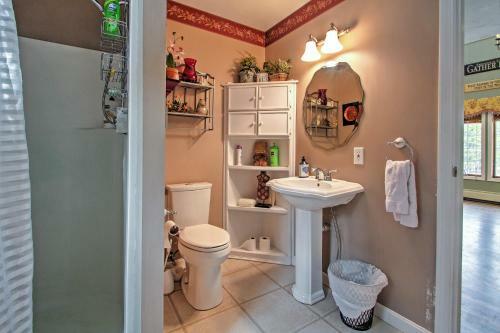 Charming Retreat About 1 Mile To Ossipee Lake Marina!