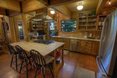 Smokey Joes By Lake Tahoe Accommodations