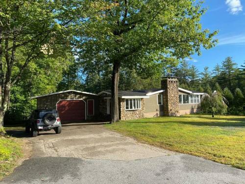 Great Location. Sleeps 10. Hot Tub. Updated