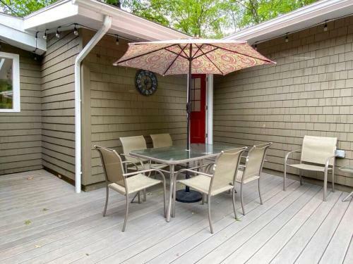 Great Location. Sleeps 10. Hot Tub. Updated