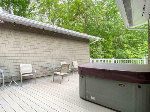 Great Location. Sleeps 10. Hot Tub. Updated