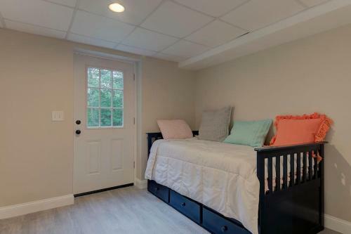 Great Location. Sleeps 10. Hot Tub. Updated