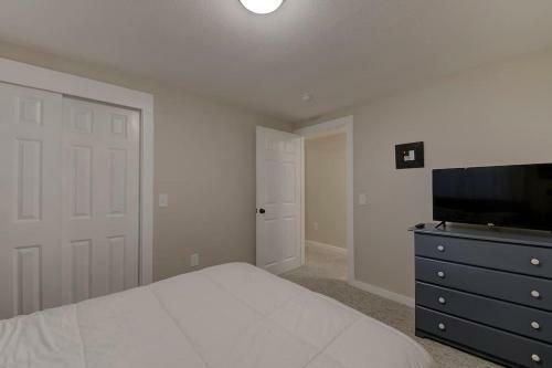 Great Location. Sleeps 10. Hot Tub. Updated