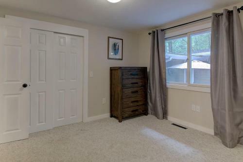 Great Location. Sleeps 10. Hot Tub. Updated