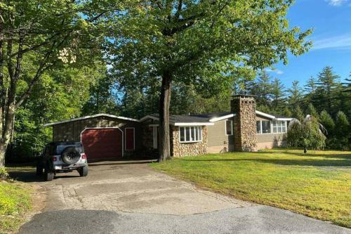 Great Location. Sleeps 10. Hot Tub. Updated