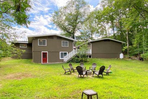 Great Location. Sleeps 10. Hot Tub. Updated