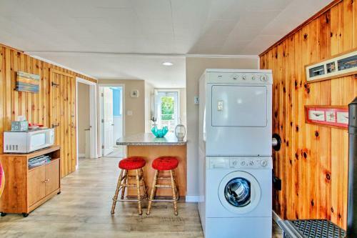 Hampton Cottage - Walk To Beaches And Marina!