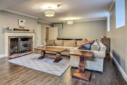 Grand Estate With Courtyard - 2 Mi To Downtown!