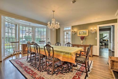 Grand Estate With Courtyard - 2 Mi To Downtown!