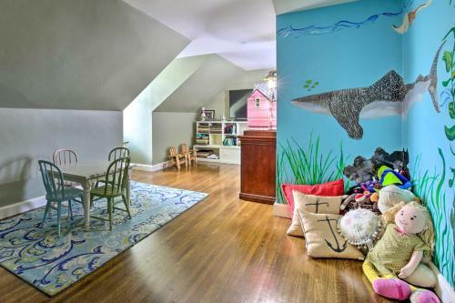 Grand Estate With Courtyard - 2 Mi To Downtown!