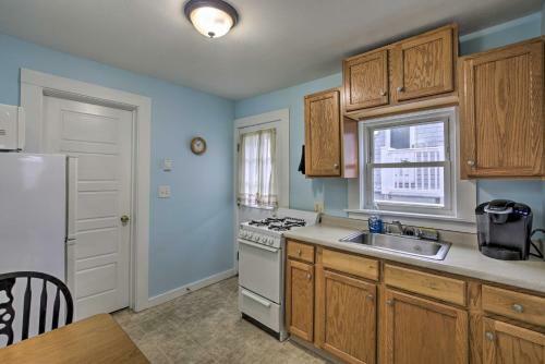Ocean-view Apartment - Walk To Cafes And Beach!