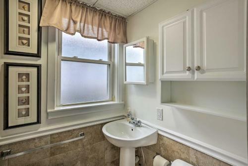 Ocean-view Apartment - Walk To Cafes And Beach!