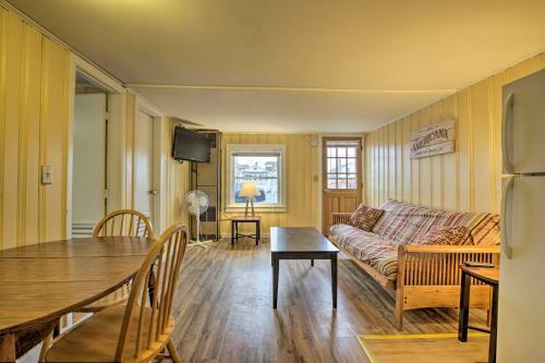 Apartamento Oceanside Retreat With Patio - Steps To Beach!