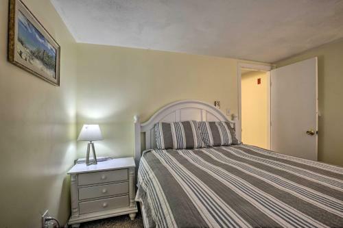 Apartamento Airy Coastal Getaway - Walk To Hampton Beach!