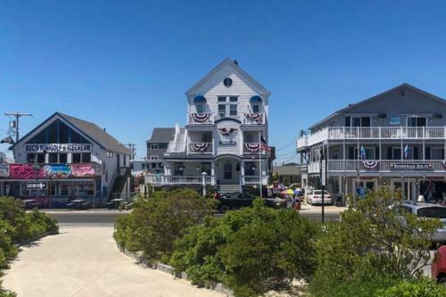 Apartment With Ocean Views Walk To Hampton Bch!