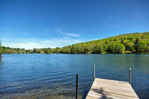 Breathtaking Newbury Cottage With Deck On Chalk Pond