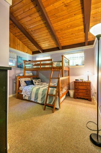 Breathtaking Newbury Cottage With Deck On Chalk Pond