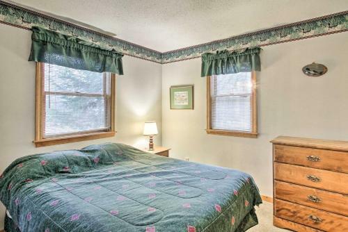 Lakeview Forest Cabin With Deck, Walk To Beach!