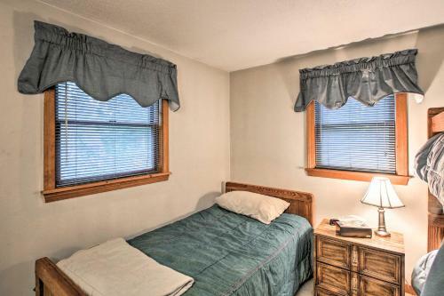 Lakeview Forest Cabin With Deck, Walk To Beach!