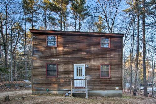 Lakeview Forest Cabin With Deck, Walk To Beach!