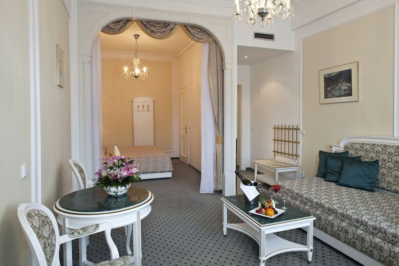 Hotel Ambassador-zlat� Husa