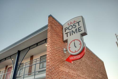 Hotel Post Time Inn
