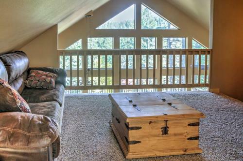 Cozy Cloudcroft Cabin With Serene Wooded Views And Deck