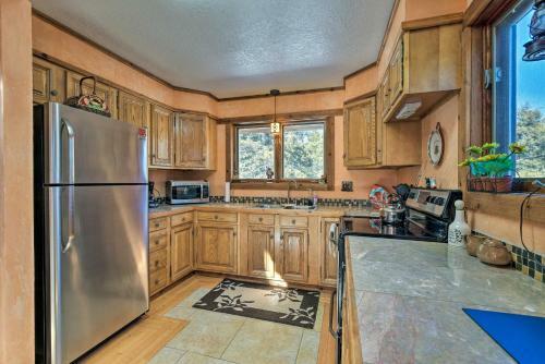 Cozy Angel Fire Cabin 10 Min From Ski Slopes!