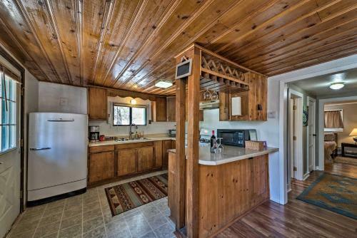 Cozy Outdoorsy Haven By Golf Course With Deck!