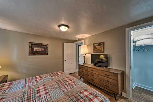 Cozy Outdoorsy Haven By Golf Course With Deck!