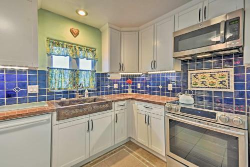 Cozy Blue Adobe With Steam Room 2 Mi From Taos!