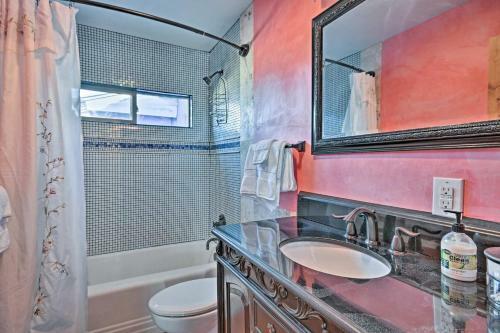 Cozy Blue Adobe With Steam Room 2 Mi From Taos!