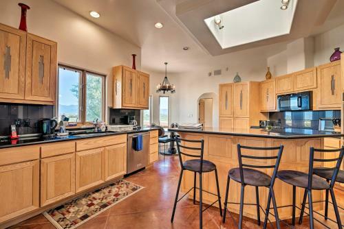 Rancho De Taos House With Balcony And Panoramic Views!