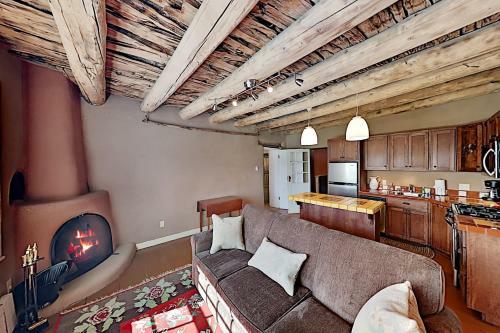 Apartamento Luxe 2-unit Hideaway - Historic Suite & Casita Duplex