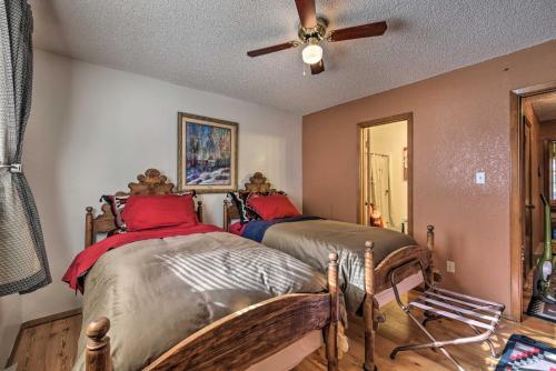 Red River Retreat In Town With Mtn Views And Yard