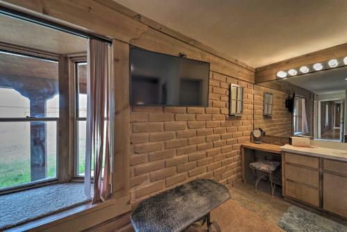 Rustic Ranch Retreat - 16 Mi To Ski Apache!