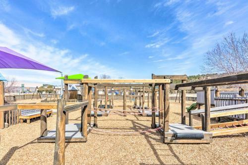Apartamento Cozy Retreat With Deck - 2 5 Mi To Cedar Creek!