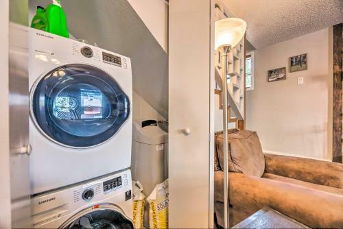 Apartamento Cozy Retreat With Deck - 2 5 Mi To Cedar Creek!