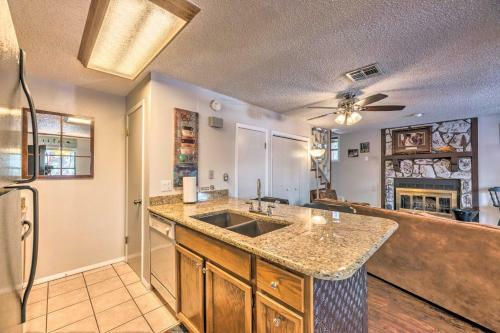 Apartamento Cozy Retreat With Deck - 2 5 Mi To Cedar Creek!