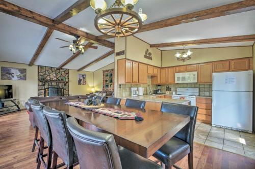 Cozy Bear Hill Cabin With Hot Tub And Game Room!