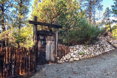 Quiet Ruidoso Hideaway - 2 Mi To Grindstone Lake!