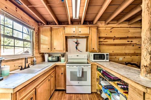 Quirky, Secluded Ruidoso Cabin 18mi To Ski Apache