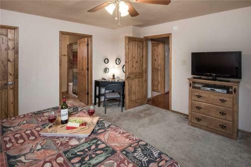 Dancing Kokopellis, 3 Bedrooms, Sleeps 10, View, Deck, Fenced Yard