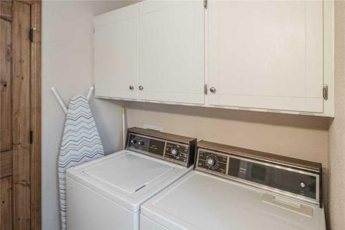 Dancing Kokopellis, 3 Bedrooms, Sleeps 10, View, Deck, Fenced Yard