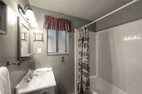Cozy Bear 8, 1 Br, Fireplace, Midtown, Grill, Sleeps 4