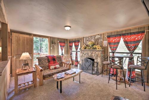 Apartamento Ruidoso Getaway With Deck - Walk To Downtown!