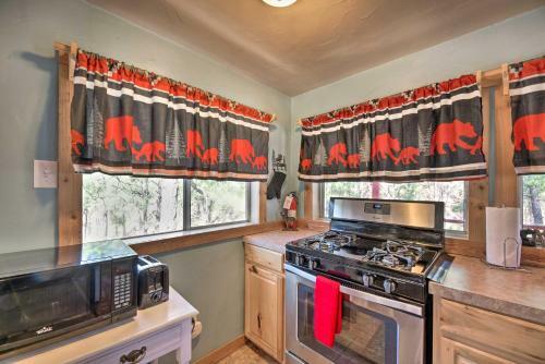 Apartamento Ruidoso Getaway With Deck - Walk To Downtown!