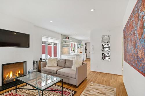 Casa Rojo - Sleek And Comfortable, Blocks From The Plaza