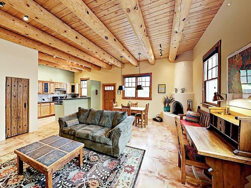 Apartamento New Listing! Modern Adobe Condo With Fireplace Condo